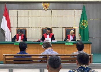 Tiga terdakwa kasus dugaan korupsi pengadaan bahan kimia penjernih air Perumda Air Minum Tirta Mayang Kota Jambi menjalani sidang perdana di Pengadilan Tipikor Jambi. (DOk: Rudi)