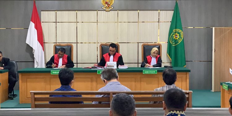 Tiga terdakwa kasus dugaan korupsi pengadaan bahan kimia penjernih air Perumda Air Minum Tirta Mayang Kota Jambi menjalani sidang perdana di Pengadilan Tipikor Jambi. (DOk: Rudi)