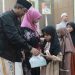Bupati Tanjung Jabung Barat H. Anwar Sadat didampingi Ketua TP PKK Hj. Fadhilah Sadat menyerahkan santunan dan bingkisan kepada anak-anak yatim pada peringatan 10 Muharram 1448 Hijriah di Rumah Dinas Bupati. (Dok: Diskominfo Tanjab Barat)