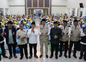 Gubernur Jambi Al Haris didampingi Kakanwil Kemenhaj Jambi Wahyudi Abdul Wahab, Wali Kota Jambi Maulana, dan Rektor UIN STS Jambi Prof Kasful Anwar menyambut kepulangan jemaah haji Kloter BTH 13 di Asrama Haji Antara Jambi, Selasa (16/6) malam. (Dok: Diskominfo Provinsi Jambi)