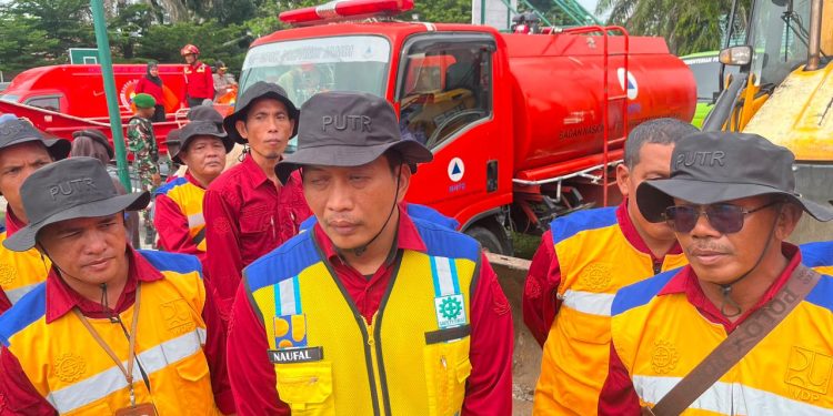 Kepala UPTD Workshop dan Peralatan PUTR Provinsi Jambi, M. Naufal Afandi, saat wawancara usai meninjau kesiapan alat berat yang disiagakan untuk menghadapi ancaman Karhutla dan bencana alam di Provinsi Jambi. (Dok: Rahmat)