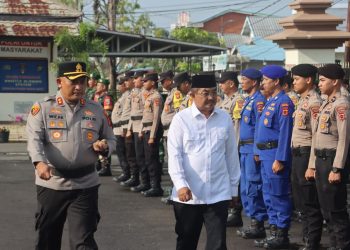Bupati Tanjung Jabung Barat Anwar Sadat bersama Kapolres AKBP Maulia Kuswicaksono memimpin Apel Kewaspadaan Sabuk Kamtibmas di Lapangan Polres Tanjung Jabung Barat, Rabu (10/6/2026). (Dok: Rahmat)