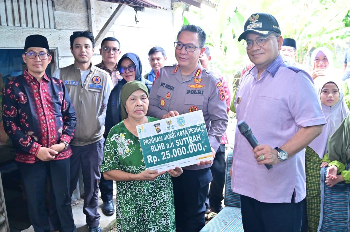 Wali Kota Jambi Maulana bersama Wakil Wali Kota Diza Hazra Aljosha, Kapolresta Jambi Kombes Pol Boy Sutan Binanga Siregar dan jajaran Baznas Kota Jambi melakukan peletakan batu pertama program bedah rumah milik Sutirah (Mak Gambreng) di Kelurahan Rawasari, Kecamatan Alam Barajo. (Dok: RahmaT)