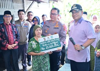 Wali Kota Jambi Maulana bersama Wakil Wali Kota Diza Hazra Aljosha, Kapolresta Jambi Kombes Pol Boy Sutan Binanga Siregar dan jajaran Baznas Kota Jambi melakukan peletakan batu pertama program bedah rumah milik Sutirah (Mak Gambreng) di Kelurahan Rawasari, Kecamatan Alam Barajo. (Dok: RahmaT)