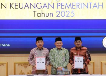 Bupati Tanjung Jabung Barat Anwar Sadat bersama Ketua DPRD Hamdani menunjukkan Laporan Hasil Pemeriksaan (LHP) usai menerima Opini Wajar Tanpa Pengecualian (WTP) dari BPK RI Perwakilan Jambi. (Dok: Diskominfo Tanjab Barat)