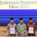 Bupati Tanjung Jabung Barat Anwar Sadat bersama Ketua DPRD Hamdani menunjukkan Laporan Hasil Pemeriksaan (LHP) usai menerima Opini Wajar Tanpa Pengecualian (WTP) dari BPK RI Perwakilan Jambi. (Dok: Diskominfo Tanjab Barat)
