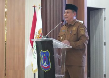 Wakil Bupati Tanjung Jabung Barat, Dr. H. Katamso SA, S.E., M.E., membuka kegiatan Sunatan Massal Kolaborasi Baznas dan TP-PKK Tahun 2026. (Dok: Rahmat)