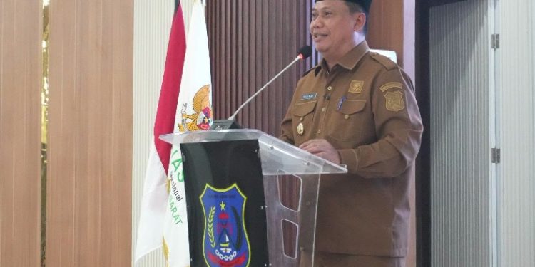 Wakil Bupati Tanjung Jabung Barat, Dr. H. Katamso SA, S.E., M.E., membuka kegiatan Sunatan Massal Kolaborasi Baznas dan TP-PKK Tahun 2026. (Dok: Rahmat)
