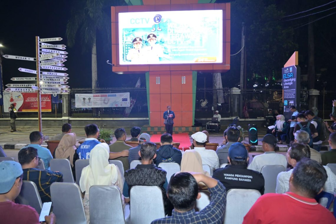Wali Kota Jambi Maulana didampingi Wakil Wali Kota Diza Hazra Aljosha meresmikan Program CCTV RT yang terhubung langsung dengan Jambi City Operation Center (JCOC). (Dok: Diskominfo Kota Jambi)