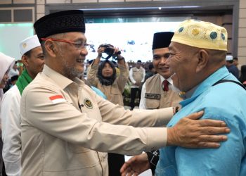 Menteri Haji dan Umrah RI Moch. Irfan Yusuf menyambut kedatangan 444 jemaah haji Kloter BTH-20 asal Kota Jambi dan Kabupaten Muaro Jambi di Aula Asrama Haji Antara Provinsi Jambi. (Dok: Rudi)