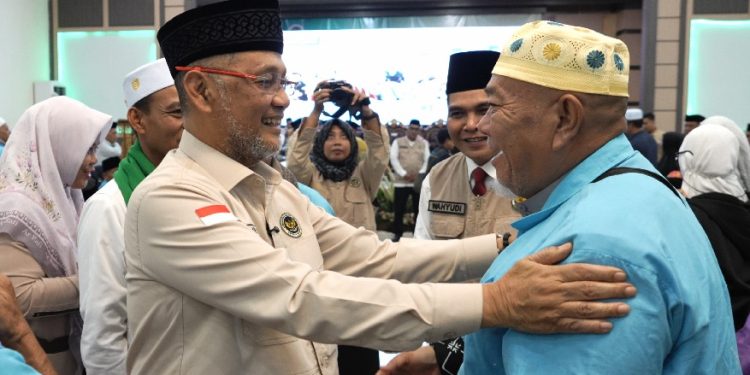 Menteri Haji dan Umrah RI Moch. Irfan Yusuf menyambut kedatangan 444 jemaah haji Kloter BTH-20 asal Kota Jambi dan Kabupaten Muaro Jambi di Aula Asrama Haji Antara Provinsi Jambi. (Dok: Rudi)
