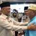 Menteri Haji dan Umrah RI Moch. Irfan Yusuf menyambut kedatangan 444 jemaah haji Kloter BTH-20 asal Kota Jambi dan Kabupaten Muaro Jambi di Aula Asrama Haji Antara Provinsi Jambi. (Dok: Rudi)