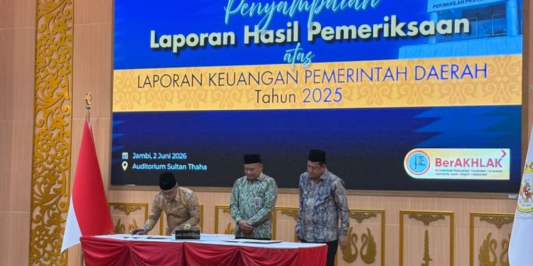 Bupati Muaro Jambi Bambang Bayu Suseno menerima Laporan Hasil Pemeriksaan (LHP) BPK RI atas LKPD Tahun Anggaran 2025. (Dok: Rahmat)