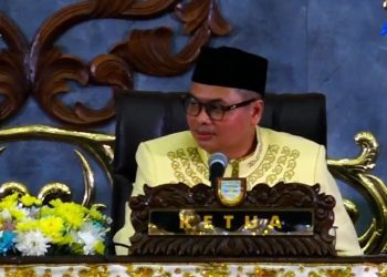 Ketua DPRD Kota Jambi, Kemas Faried Alfarelly, menyampaikan sambutan dalam Rapat Paripurna Istimewa HUT ke-80 Pemerintah Kota Jambi dan Hari Jadi Tanah Pilih Pusako Betuah ke-625 di Ruang Paripurna Swarna Bhumi DPRD Kota Jambi, Selasa (2/6/2026). (Dok: Rahmat)