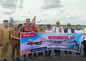 Pesawat Batik Air rute Jakarta–Muaro Bungo disambut Forkopimda saat mendarat perdana di Bandara Muaro Bungo, Senin (15/6/2026). (Dok: Rudi)