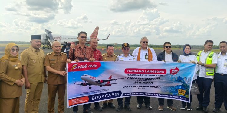 Pesawat Batik Air rute Jakarta–Muaro Bungo disambut Forkopimda saat mendarat perdana di Bandara Muaro Bungo, Senin (15/6/2026). (Dok: Rudi)