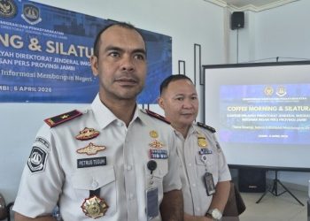 Kepala Kanwil Imigrasi Jambi Petrus Teguh Aprianto saat memberikan keterangan pada pers di Jambi. (Dok: Rudi)