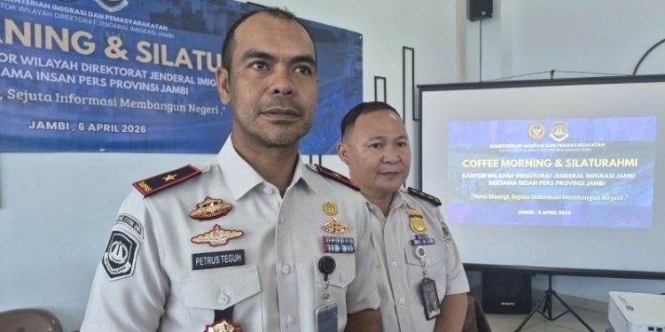 Kepala Kanwil Imigrasi Jambi Petrus Teguh Aprianto saat memberikan keterangan pada pers di Jambi. (Dok: Rudi)