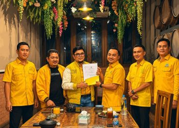Ketua DPD Partai Golkar Kabupaten Tebo, Khalis Mustiko, menerima Surat Keputusan (SK) kepengurusan DPD Golkar Tebo masa bakti 2026–2031 dari Sekretaris DPD Partai Golkar Provinsi Jambi, Ivan Wirata, di Gudhas Village. (Dok: Rahmat)