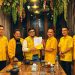Ketua DPD Partai Golkar Kabupaten Tebo, Khalis Mustiko, menerima Surat Keputusan (SK) kepengurusan DPD Golkar Tebo masa bakti 2026–2031 dari Sekretaris DPD Partai Golkar Provinsi Jambi, Ivan Wirata, di Gudhas Village. (Dok: Rahmat)