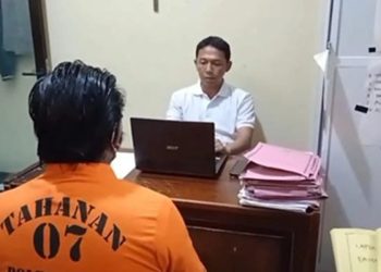Penyidik saat meminta keterangan dari pimpinan ponpes di Tebo. (Dok: Alpin)