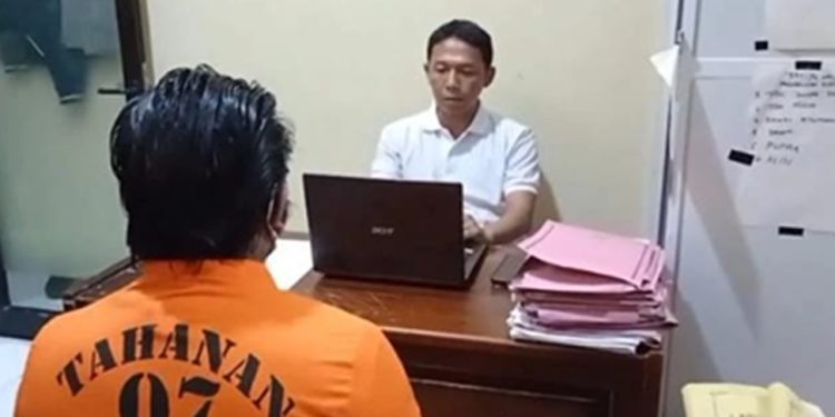 Penyidik saat meminta keterangan dari pimpinan ponpes di Tebo. (Dok: Alpin)