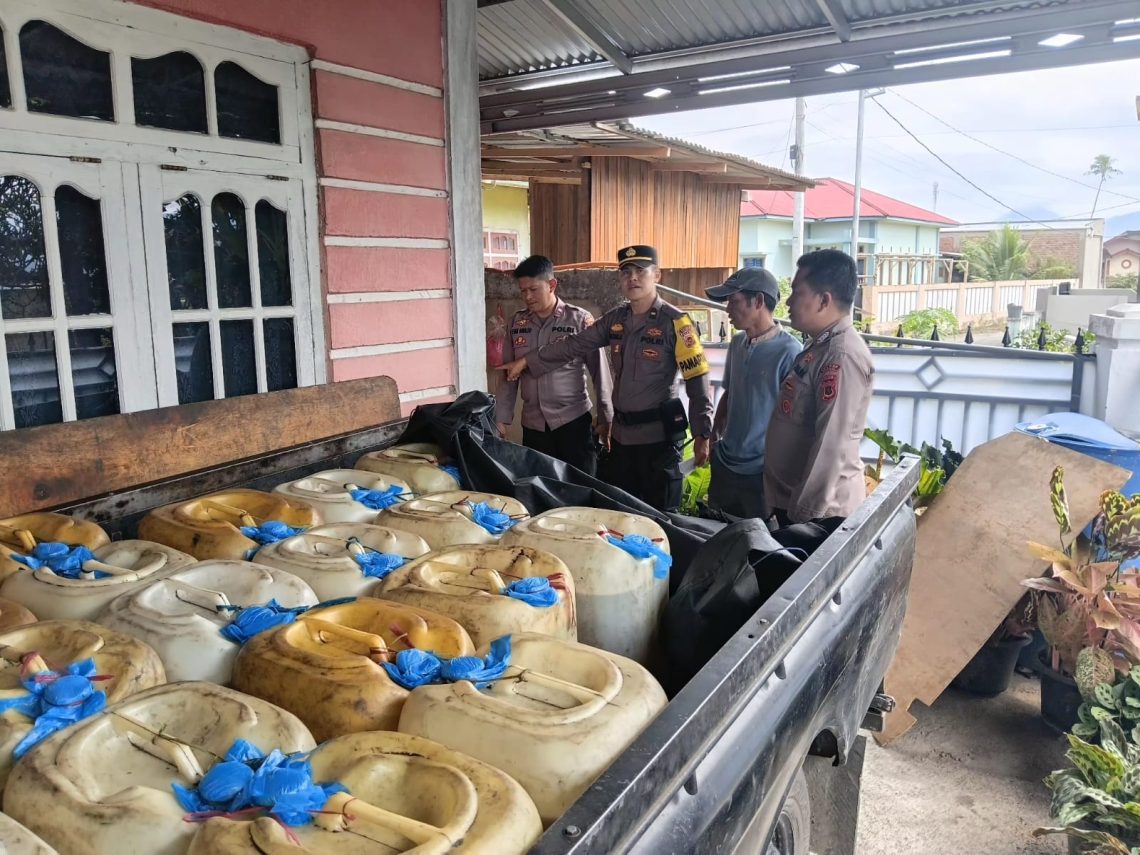 Petugas Satreskrim Polres Kerinci menunjukkan barang bukti berupa 59 jerigen berisi solar subsidi yang diamankan dalam pengungkapan dugaan penyalahgunaan BBM di Desa Air Teluh, Kecamatan Kumun Debai. (Dok: Rudi)