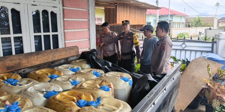 Petugas Satreskrim Polres Kerinci menunjukkan barang bukti berupa 59 jerigen berisi solar subsidi yang diamankan dalam pengungkapan dugaan penyalahgunaan BBM di Desa Air Teluh, Kecamatan Kumun Debai. (Dok: Rudi)