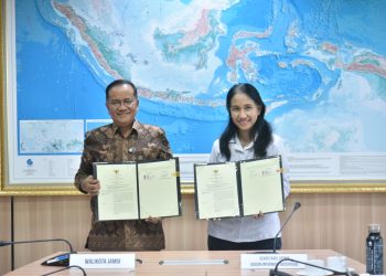 Wali Kota Jambi Maulana bersama Sekretaris Utama Badan Informasi Geospasial (BIG) Belinda Arunarwati Margono menandatangani Nota Kesepakatan dan Rencana Kerja di Cibinong, Bogor. (Dok: Diskominfo Kota Jambi)