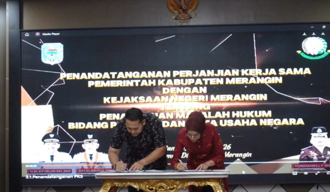 Bupati Merangin M. Syukur dan Kepala Kejaksaan Negeri Merangin Yusmaneli menandatangani Nota Kesepahaman (MoU) bidang Perdata dan Tata Usaha Negara di Aula Rumah Dinas Bupati Merangin. (Dok: Diskominfo Merangin)