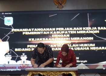 Bupati Merangin M. Syukur dan Kepala Kejaksaan Negeri Merangin Yusmaneli menandatangani Nota Kesepahaman (MoU) bidang Perdata dan Tata Usaha Negara di Aula Rumah Dinas Bupati Merangin. (Dok: Diskominfo Merangin)