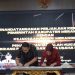 Bupati Merangin M. Syukur dan Kepala Kejaksaan Negeri Merangin Yusmaneli menandatangani Nota Kesepahaman (MoU) bidang Perdata dan Tata Usaha Negara di Aula Rumah Dinas Bupati Merangin. (Dok: Diskominfo Merangin)