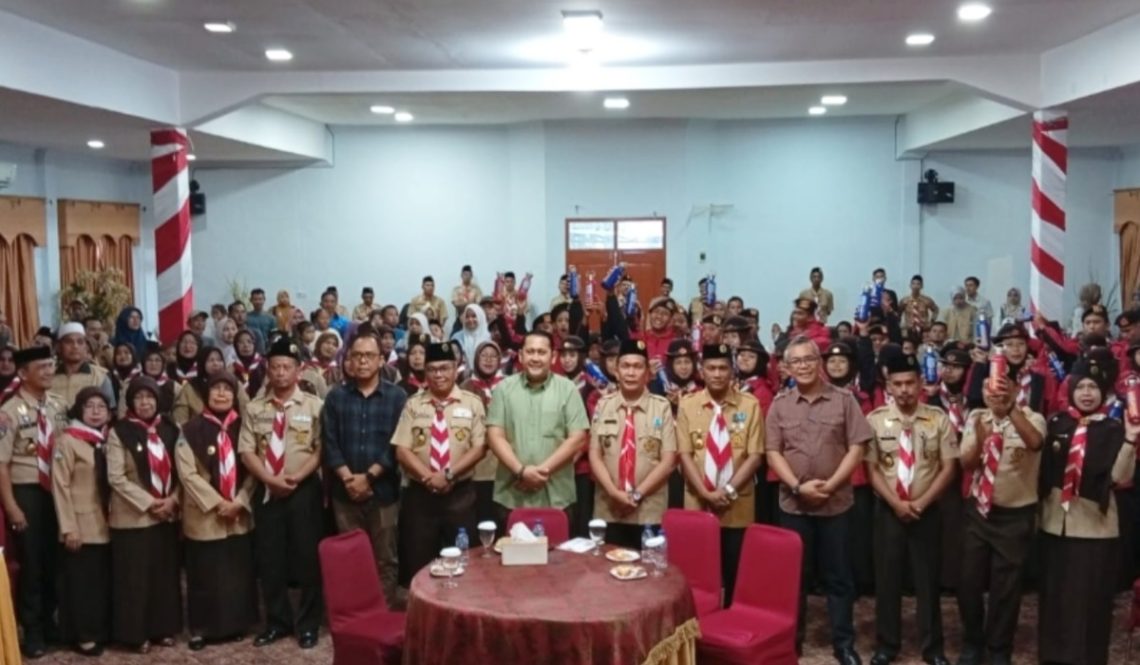 Bupati Merangin M. Syukur melepas secara resmi kontingen Kwarcab Merangin yang akan mengikuti Jambore Daerah (Jamda) Kwarda Jambi di Bumi Perkemahan Abdurrahman Sayoeti-Musa, Sungai Gelam. (Dok: Diskominfo Merangin)