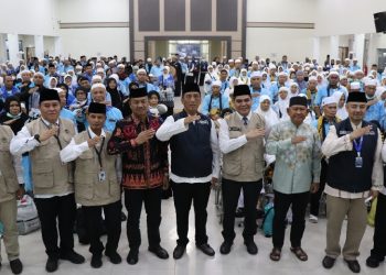 Ratusan jemaah haji Kloter BTH 19 Provinsi Jambi tiba di Asrama Haji Antara Jambi dan disambut penuh haru oleh keluarga serta petugas. (Dok: Rudi)