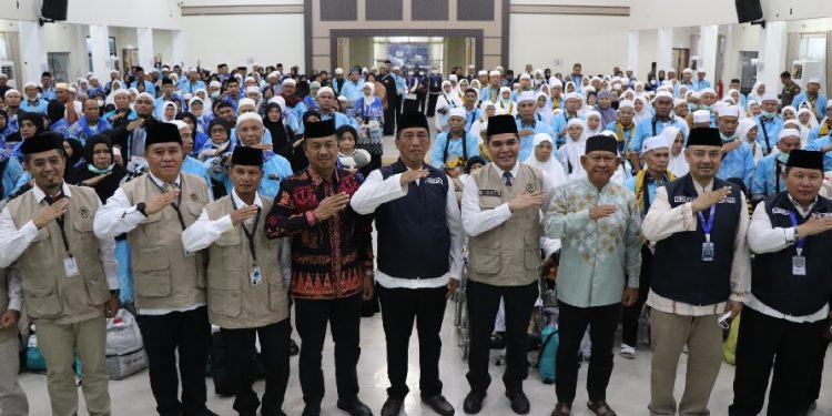Ratusan jemaah haji Kloter BTH 19 Provinsi Jambi tiba di Asrama Haji Antara Jambi dan disambut penuh haru oleh keluarga serta petugas. (Dok: Rudi)