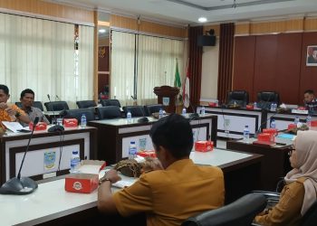 Suasana hearing Komisi III DPRD Kota Jambi bersama GERAM dan Dinas Lingkungan Hidup Kota Jambi membahas polemik kebijakan penutupan TPS dan sistem pengelolaan sampah baru. (Dok: Rahmat)