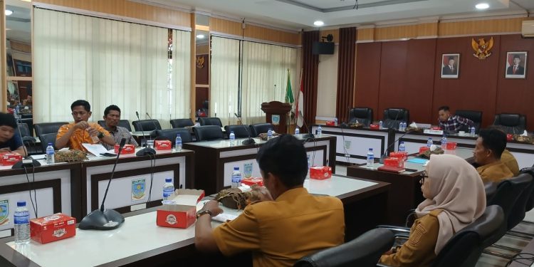 Suasana hearing Komisi III DPRD Kota Jambi bersama GERAM dan Dinas Lingkungan Hidup Kota Jambi membahas polemik kebijakan penutupan TPS dan sistem pengelolaan sampah baru. (Dok: Rahmat)
