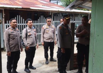 Kapolres Tanjung Jabung Barat AKBP M. Kuswicaksono meninjau langsung proses bedah rumah di Yayasan Melati, yang menjadi panti asuhan anak berkebutuhan khusus dalam rangka HUT Bhayangkara ke-80. (Dok: Rudi)