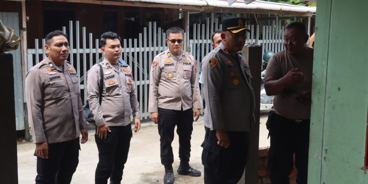Kapolres Tanjung Jabung Barat AKBP M. Kuswicaksono meninjau langsung proses bedah rumah di Yayasan Melati, yang menjadi panti asuhan anak berkebutuhan khusus dalam rangka HUT Bhayangkara ke-80. (Dok: Rudi)