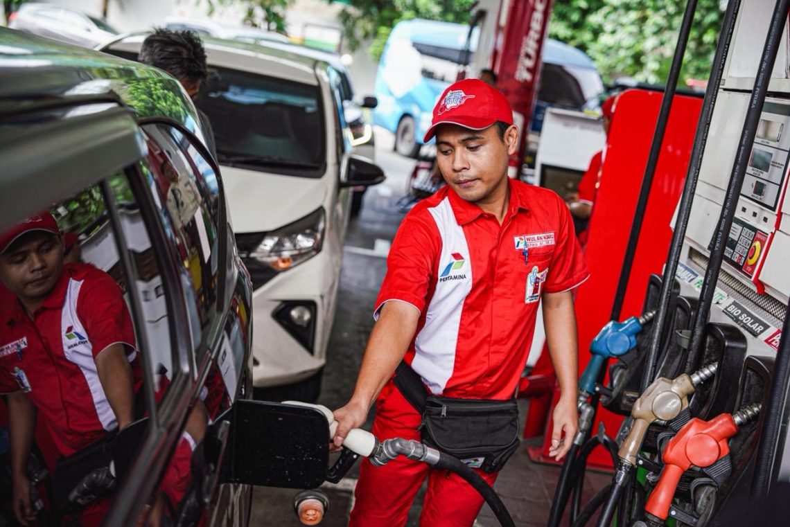 Petugas melayani pengisian BBM Pertamax di SPBU Pertamina. (Dok: Pertamina Patra Niaga)