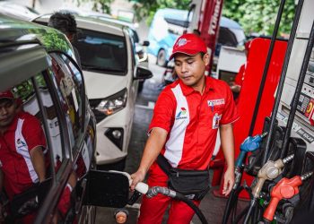 Petugas melayani pengisian BBM Pertamax di SPBU Pertamina. (Dok: Pertamina Patra Niaga)