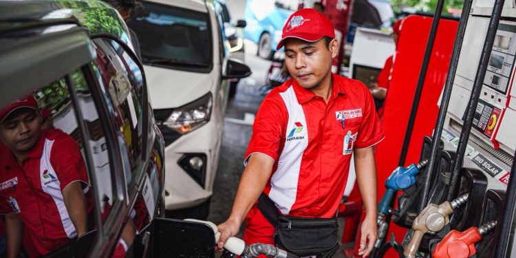 Petugas SPBU melayani pengisian BBM jenis Pertamax di salah satu SPBU di Jambi. (DOk: Pertamina Patra Niaga)