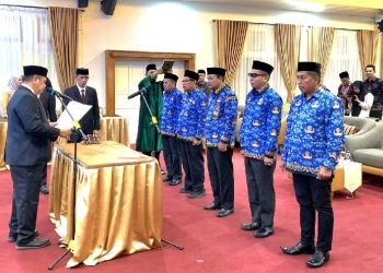 Kepala Kanwil Kementerian Agama Provinsi Jambi, Mahbub Daryanto, melantik dan mengambil sumpah jabatan lima pejabat manajerial baru di lingkungan Kemenag Jambi. (Dok: Rudi)