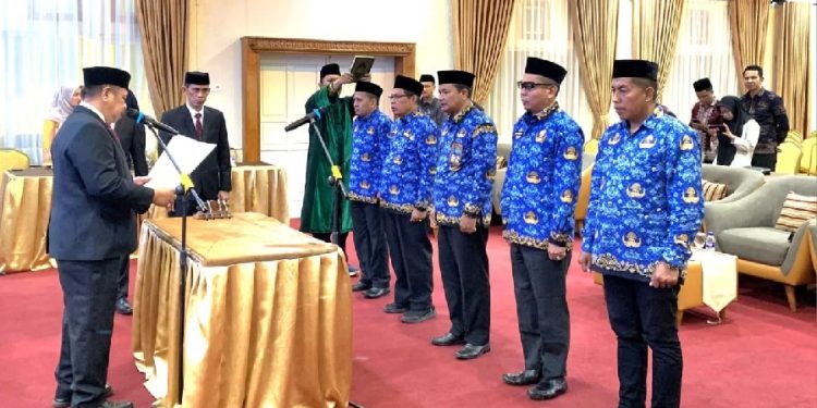 Kepala Kanwil Kementerian Agama Provinsi Jambi, Mahbub Daryanto, melantik dan mengambil sumpah jabatan lima pejabat manajerial baru di lingkungan Kemenag Jambi. (Dok: Rudi)