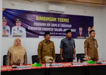 Bupati Tanjung Jabung Barat Anwar Sadat membuka Bimtek Implementasi ASN Corporate University. (Dok: Dikominfo Tanjab Barat)