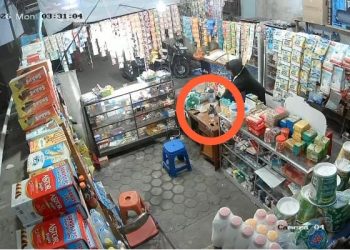 Rekaman CCTV memperlihatkan seorang pemuda diduga mengambil ponsel milik penjaga toko kelontong 24 jam di kawasan Jalan Panglima Polim, Rajawali, Jambi Timur, Senin (1/6/2026) dini hari. (Dok: Redaksi)