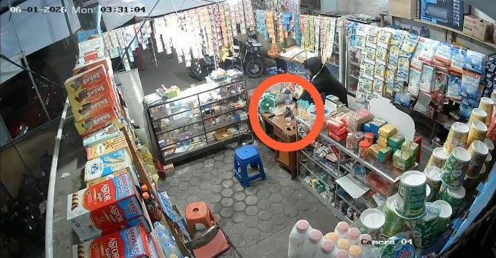 Rekaman CCTV memperlihatkan seorang pemuda diduga mengambil ponsel milik penjaga toko kelontong 24 jam di kawasan Jalan Panglima Polim, Rajawali, Jambi Timur, Senin (1/6/2026) dini hari. (Dok: Redaksi)