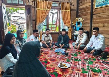 Kepala Kemenhaj Tanjab Timur H. Saipullah Rasyid bersama rombongan saat melakukan takziah ke rumah almarhum H. M. Ayub Dani Muhammad Bohir di Mendahara Ilir. (Dok: Rudi)