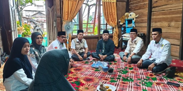Kepala Kemenhaj Tanjab Timur H. Saipullah Rasyid bersama rombongan saat melakukan takziah ke rumah almarhum H. M. Ayub Dani Muhammad Bohir di Mendahara Ilir. (Dok: Rudi)