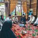 Kepala Kemenhaj Tanjab Timur H. Saipullah Rasyid bersama rombongan saat melakukan takziah ke rumah almarhum H. M. Ayub Dani Muhammad Bohir di Mendahara Ilir. (Dok: Rudi)